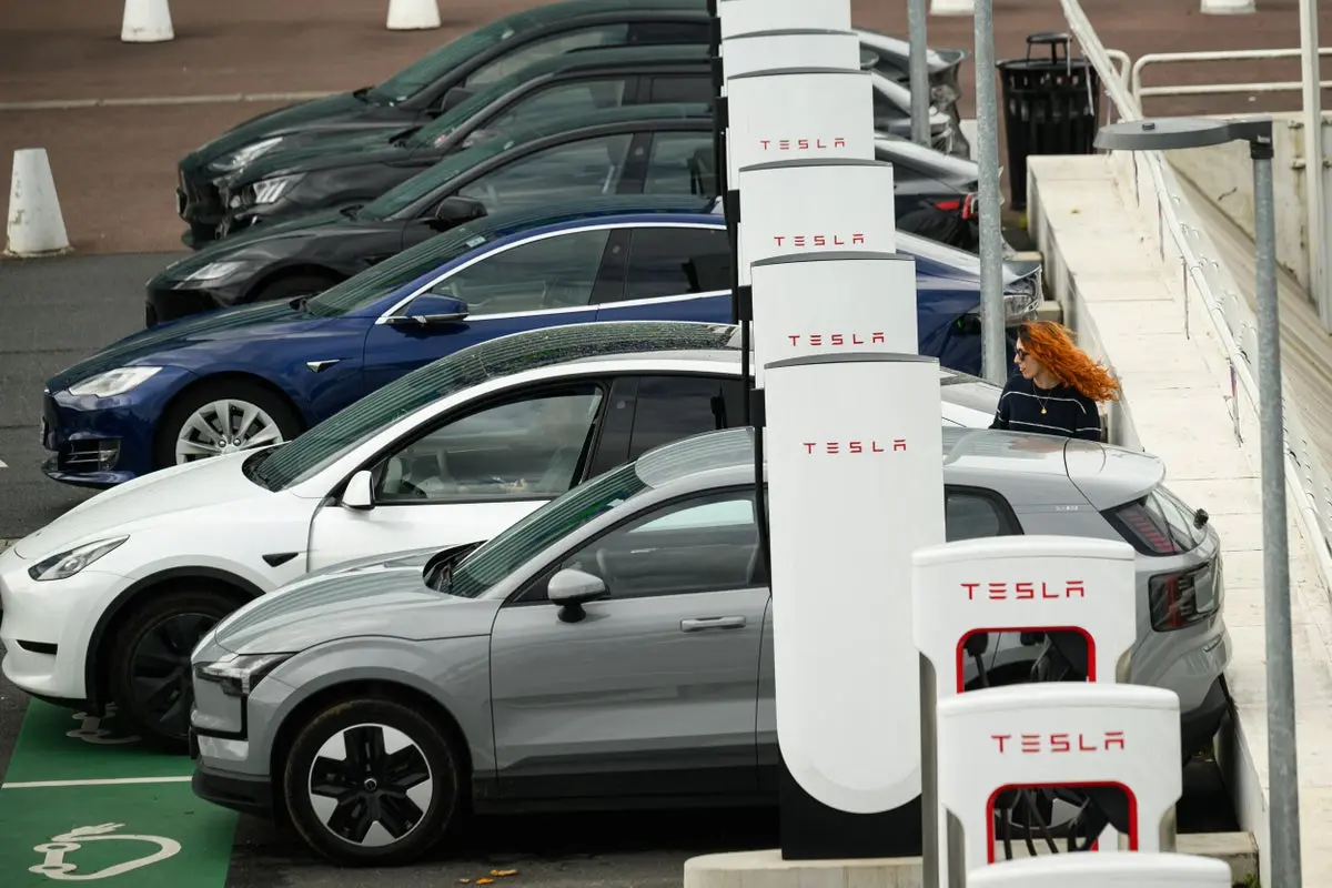 Vânzările de vehicule electrice stagnă în 2026, deși benzină scumpă